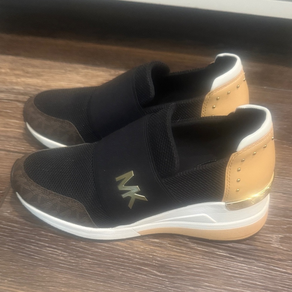 Michael Kors Womens Shoes in Black and Gold size 6